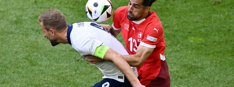 Englands Harry Kane (l) und der Schweizer Ricardo Rodriguez kämpfen um den Ball. - Foto: David Inderlied/dpa