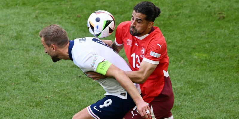 Englands Trainer Gareth Southgate (r) und Harry Kane. - Foto: David Inderlied/dpa
