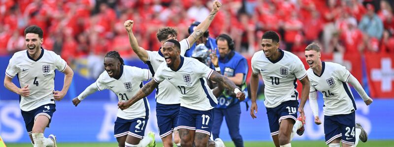 Southgate mit seinem Vertrauten, Verteidiger John Stones. - Foto: Marius Becker/dpa