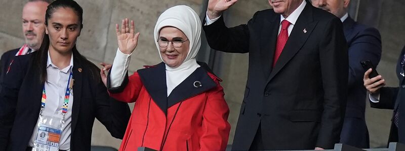 Recep Tayyip Erdogan (2.v.r), Präsident der Türkei, und seine Frau Emine Erdogan winken vor dem Spiel auf der Tribüne. - Foto: Marcus Brandt/dpa