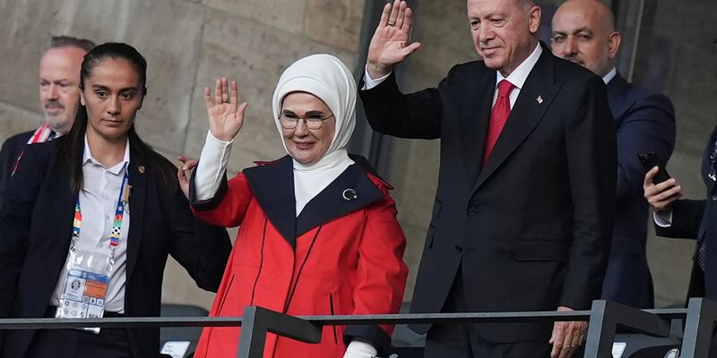 Recep Tayyip Erdogan (2.v.r), Präsident der Türkei, und seine Frau Emine Erdogan winken vor dem Spiel auf der Tribüne. - Foto: Marcus Brandt/dpa