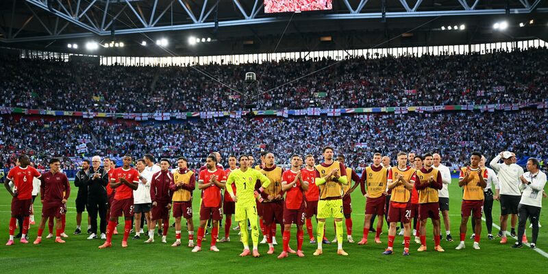 Harry Kane scheint sich nach seiner Auswechslung gegen die Schweiz wegen Krämpfen gut erholt zu haben. - Foto: Arne Dedert/dpa