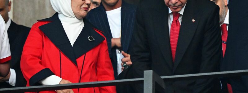 Mesut Özil (M) steht hinter Recep Tayyip Erdogan (r), Präsident der Türkei, und seiner Frau Emine Erdogan (l). - Foto: Sebastian Christoph Gollnow/dpa