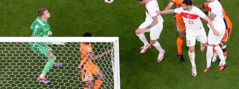 Samet Akaydin (3vl) sorgte per Kopfball zunächst für die Führung der Türkei. - Foto: Markus Schreiber/AP/dpa