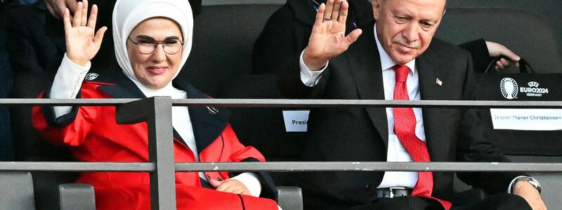 Recep Tayyip Erdogan (r), Präsident der Türkei, und seine Frau Emine Erdogan (l) winken vor dem Spiel auf der Tribüne. - Foto: Sören Stache/dpa