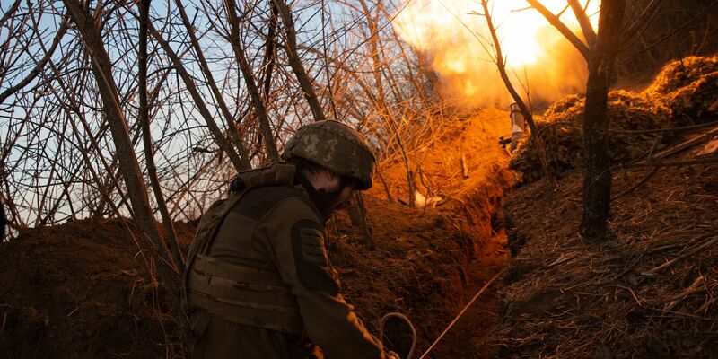 Ein ukrainischer Soldat feuert einen Mörser auf russische Stellungen ab. Die russischen Streitkräfte drängen weiter vor entlang der Frontlinie. (Archivbild) - Foto: Madeleine Kelly/Zuma Press/dpa