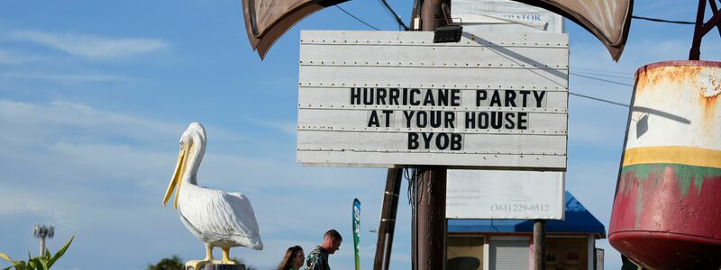 Ein geschlossenes Restaurant in Texas kündigt eine «Hurrikan-Party bei dir zuhause» an - Foto: Eric Gay/AP