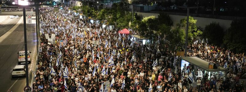 Tausende Demonstranten machen in den Straßen von Tel Aviv Druck auf die israelische Regierung. - Foto: Maya Alleruzzo/AP