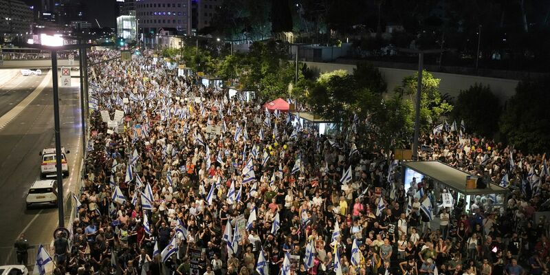 Israelis in Tel Aviv demonstrieren für ein Geisel-Abkommen.  - Foto: Maya Alleruzzo/AP