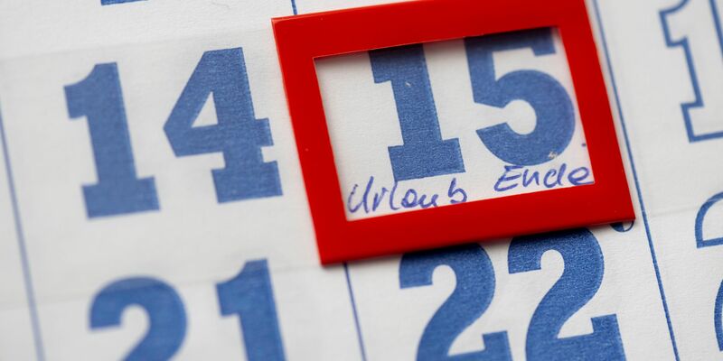 Viele Beschäftigte schalten schon vor Urlaubsende wieder in den Arbeitsmodus. - Foto: Hendrik Schmidt/dpa