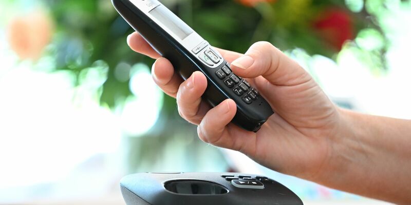 Das Festnetz bleibt einer Umfrage zufolge vor allem für ältere Menschen wichtig. (Symbolbild) - Foto: Bernd Weissbrod/dpa