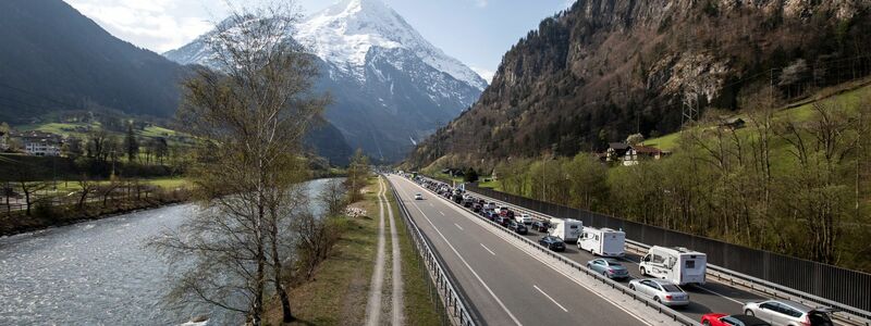 Berge und Urlub vor Augen müssen Autofahrer sich am Gotthardtunnel oft stundenlang gedulden (Archivbild) - Foto: Alexandra Wey/KEYSTONE/dpa