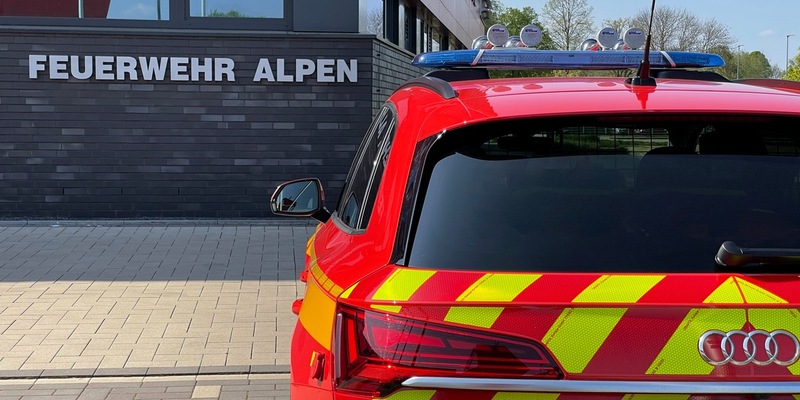 FW Alpen: Großer Ast hängt über die Fahrbahn - Foto: presseportal.de