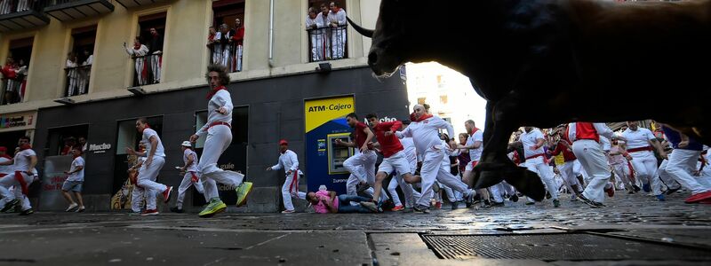 Ob man es mag oder nicht, beim Sanfermín-Fest geht es um den Kampfstier und eine Einzigartigkeit: Man setzt sein Leben aufs Spiel, um das Leben des Tieres zu fordern, msytisch, wild, schön, schreibt die Zeitung La Vanguardia. - Foto: Alvaro Barrientos/AP/dpa