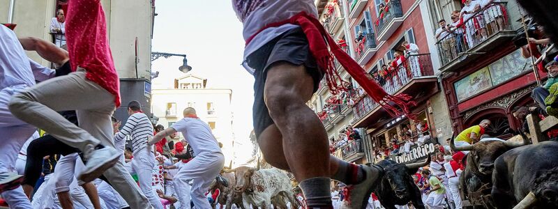 Sicherer ist es, der wilden Hatz vom Balkon aus zuzuschauen. - Foto: Ruben Albarran/ZUMA Press Wire/dpa