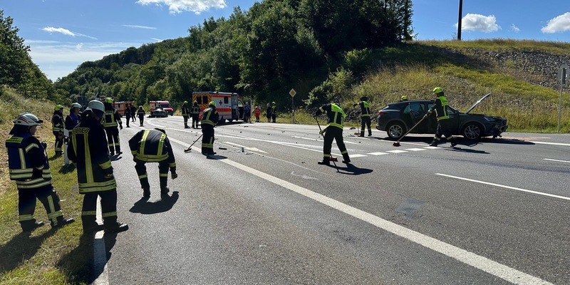 FW VG Westerburg: Verkehrsunfall im Kreuzungsbereich der L288 - 3 Personen und 1 Kind verletzt - Foto: presseportal.de