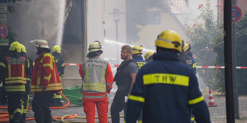 Nach einem Brand in einer Bar in Herford wird in alle Richtungen ermittelt. - Foto: Christian Müller/Westfalennews/dpa