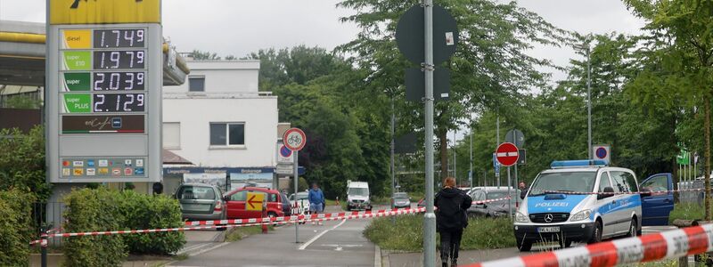 An einer Konstanzer Tankstelle ist mehrmals geschossen worden. Ein Mann wurde getroffen und schwer verletzt. - Foto: David Pichler/tnn/dpa