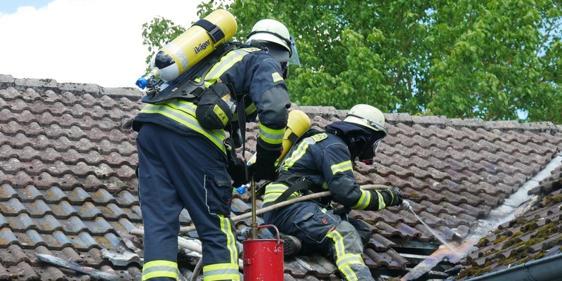 FW Celle: Feuer im Dachbereich in Westercelle - eine verletzte Person - Foto: presseportal.de