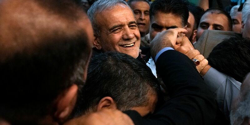 Der neugewählte iranische Präsident Massud Peseschkian versichert, dass die Verteidigungsdoktrin des Irans keine Atomwaffen vorsieht.. (Archivbild) - Foto: Vahid Salemi/AP