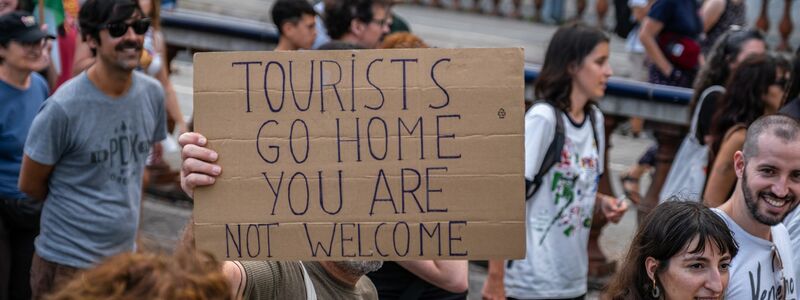 Am Sonntag ist wieder eine Demonstration gegen die Auswüchse des Massentourismus auf Mallorca geplant. - Foto: Paco Freire/SOPA Images via ZUMA Press Wire/dpa