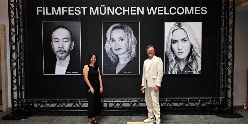 Schauspieler Robert Stadlober steht mit seinem Publikumspreis für den Film «Führer und Verführer» neben der Regisseurin Yasemin Samdereli, die für den Film «Samia» bei der Preisverleihung im Rahmen des Filmfest München ausgezeichnet wurde. - Foto: Felix Hörhager/dpa