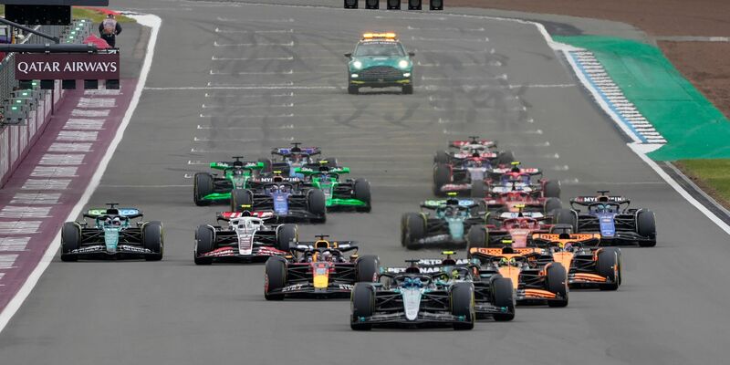 Lewis Hamilton ist beim Grand Prix in Großbritannien zum Sieg gefahren. - Foto: Luca Bruno/AP/dpa