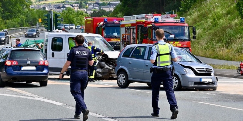 FF Olsberg: Verkehrsunfall mit 3 Verletzten am Autobahnzubringer Olsberg - Foto: presseportal.de