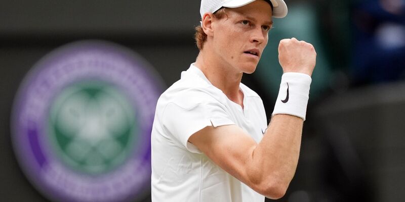 Steht im Viertelfinale von Wimbledon: Der Italiener Jannik Sinner. - Foto: Jordan Pettitt/PA Wire/dpa