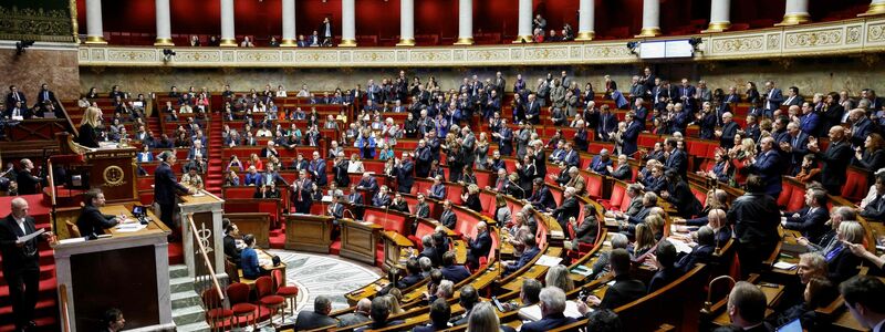 Im französischen Parlament wird es möglicherweise eine große Koalition oder eine Minderheitsregierung geben. (Archivbild) - Foto: Ludovic Marin/AFP/dpa