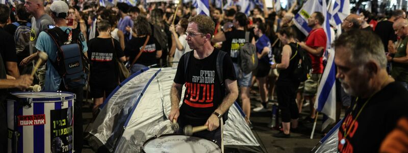 Tausende Israelis wollen, dass endlich ein Geiselabkommen gelingt.  - Foto: Ilia Yefimovi/dpa