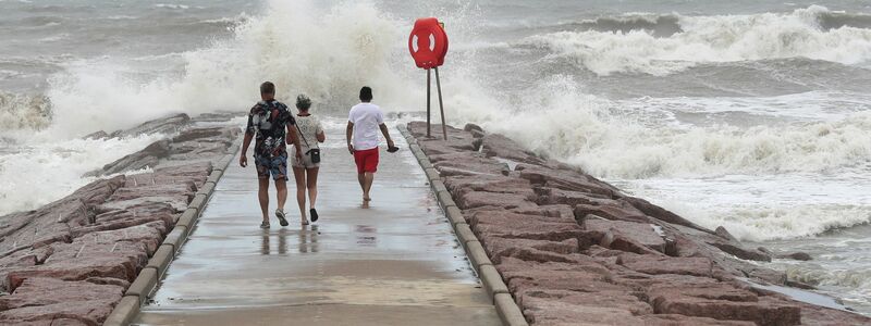 Kurz vor Texas macht sich der Sturm «Beryl» bereits bemerkbar. - Foto: Jennifer Reynolds/The Galveston County Daily News/AP/dpa