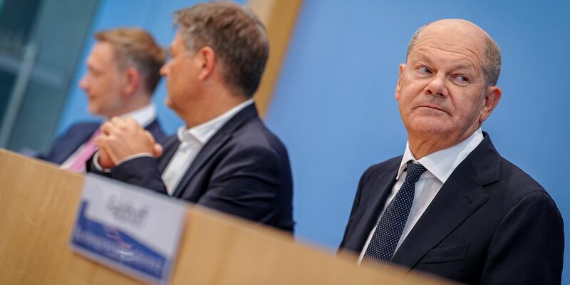Mussten schon einige Krisen in der Koalition bewältigen: Vize-Kanzler Robert Habeck (l), Kanzler Olaf Scholz (M) und Finanzminister Christian Lindner. (Archivbild) - Foto: Kay Nietfeld/dpa
