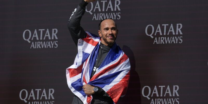 Mercedes-Pilot Lewis Hamilton jubelt nach seinem Sieg in Silverstone. - Foto: Andrew Matthews/PA Wire/dpa