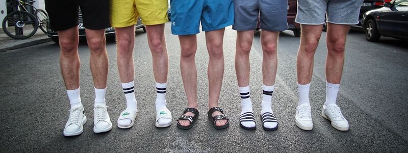 Weiße Socken sind angesagt - zur Shorts werden sie gut sichtbar hochgezogen - Foto: Alexander Blum/dpa