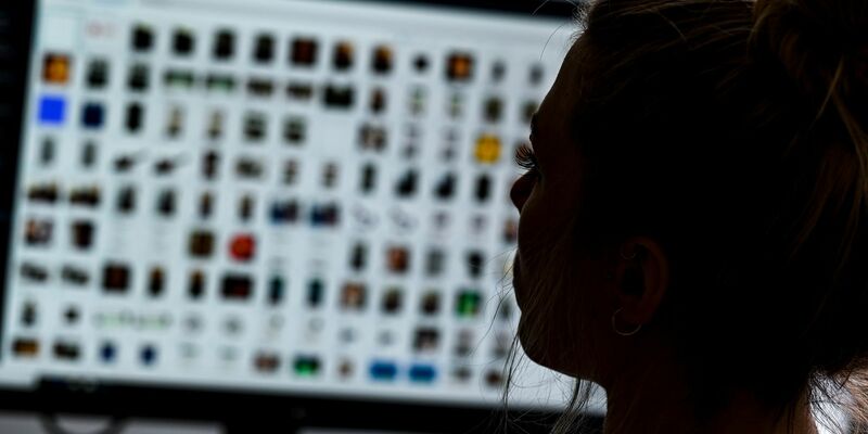 Der Mann erhielt Kinderfotos zugeschickt, die er mit Hilfe Künstlicher Intelligenz veränderte. (Symbolbild) - Foto: Arne Dedert/dpa