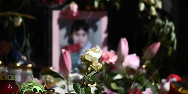 Die neunjährige Valeriia wurde gewaltsam aus dem Leben gerissen. Nun wird ein Tatverdächtiger nach Deutschland überstellt (Archivbild) - Foto: Robert Michael/dpa