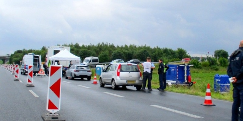 BPOL NRW: Bundespolizei vollstreckt mehrere nationale und internationale Haftbefehle und verweigert einem gewaltbereiten Fußballanhänger die Einreise nach Deutschland - Foto: presseportal.de