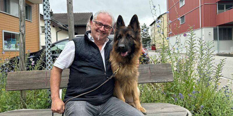 Ein Hundehalter aus Baden-Württemberg freut sich über die Rettung seiner totgeglaubten Hündin Ayla. - Foto: Kantonspolizei Appenzell I.Rh./dpa