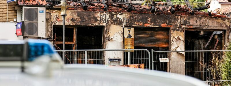 Am Tag nach dem Feuer müssen erst Statiker klären, wann die Polizei den Brandort begehen kann  - Foto: Christoph Reichwein/dpa