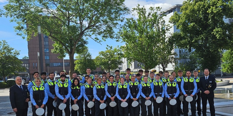 POL-DN: Das erste Mal auf Streife - Polizei Düren begrüßt 37 Kommissaranwärterinnen und -anwärter - Foto: presseportal.de