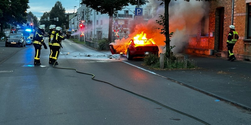 FW Hennef: PKW Brand; historisches Fahrzeug wird durch Feuer zerstört - Foto: presseportal.de