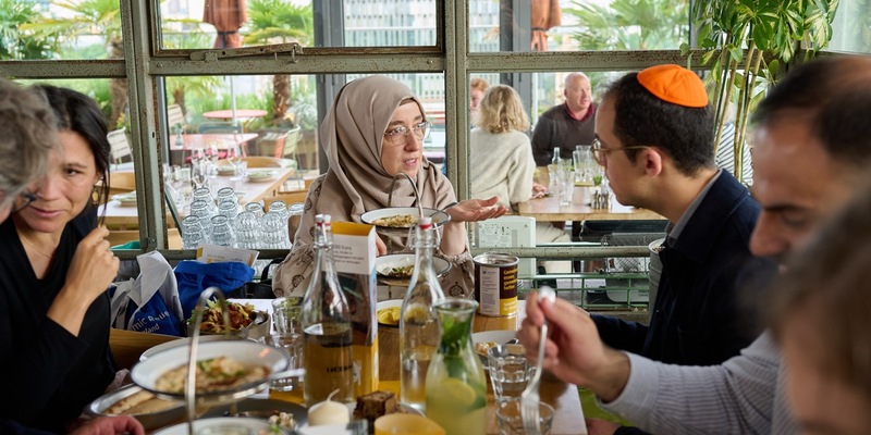 Vier Religionen an einem Tisch / Bundesweite Hilfsaktion Speisen für Waisen regt zur Verständigung zwischen den Religionen an - Foto: presseportal.de