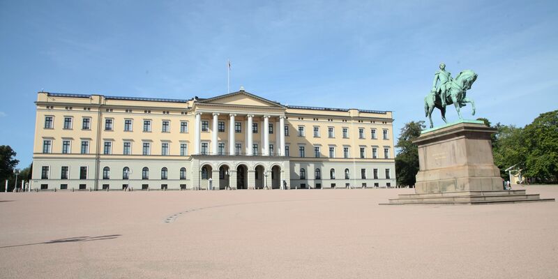 Ein Mann soll einen oder mehrere Molotowcocktails auf das norwegische Königsschloss geworfen haben. - Foto: Steffen Trumpf/dpa