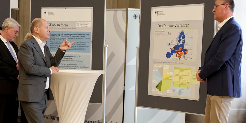 Bundeskanzler Scholz hat Bemühungen der Bundesregierung zugesagt, das Dublin-Verfahren zur Rücknahme von Flüchtlingen zu verbessern. - Foto: Daniel Löb/dpa Pool/dpa