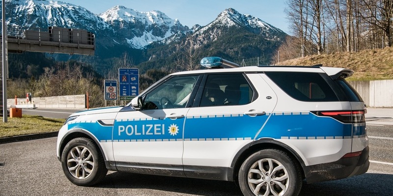 Bundespolizeidirektion München: Migranten auf Autobahn ausgesetzt/ Bundespolizei ermittelt gegen Schleuser - Foto: presseportal.de