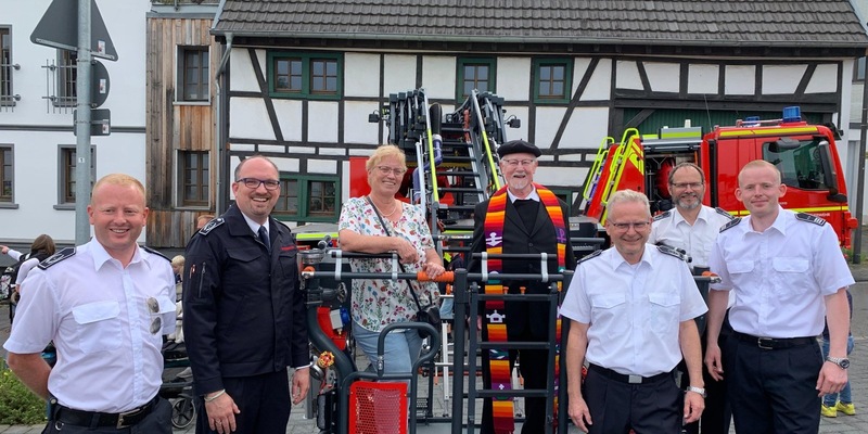FW Alfter: Neue Drehleiter der Freiwilligen Feuerwehr Alfter feierlich eingeweiht - Foto: presseportal.de