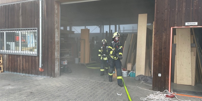 FW Dinslaken: Brand 4 - Gewerbebrand: Brand in Tischlerei - Foto: presseportal.de