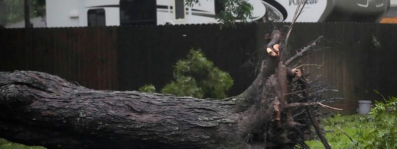 «Beryl» zieht mit Windgeschwindigkeiten von bis zu 110 Kilometer pro Stunde durch Texas. - Foto: Eric Gay/AP/dpa