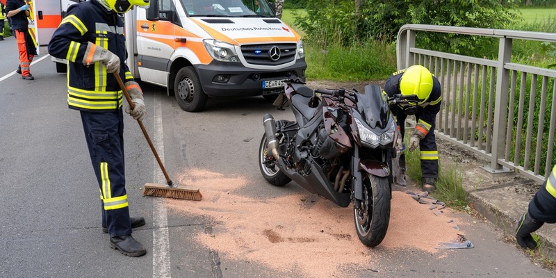 FW Flotwedel: Ortsfeuerwehr Eicklingen beseitigt auslaufende Betriebsstoffe nach Verkehrsunfall - Foto: presseportal.de